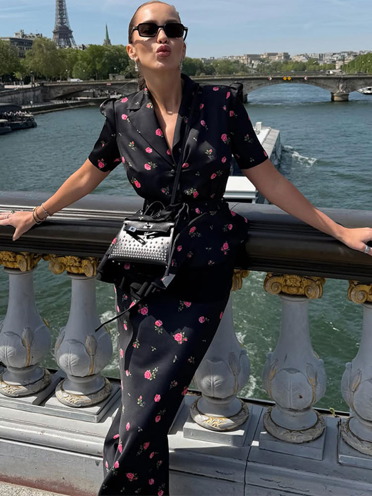 Romper Floral Print - طقم بليزر وتنورة بنقشة زهور للنساء،